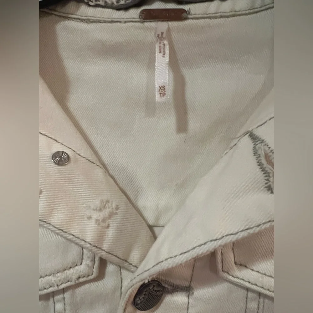 Free People Knit Sleeve & Knit Hood Distressed White Denim Jean Jacket Size XS - Picture 8 of 16